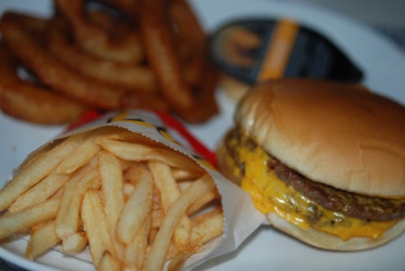 Dubbel cheese, pommes, lökringar, cheddardipp och jordgubbsmilkshake till mig.