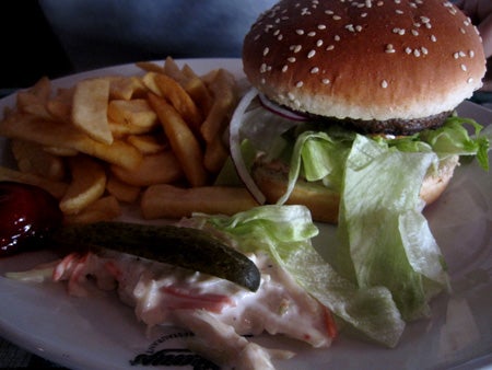 Mickes val blev en hamburgertallrik. Torr som fnöske!! :(