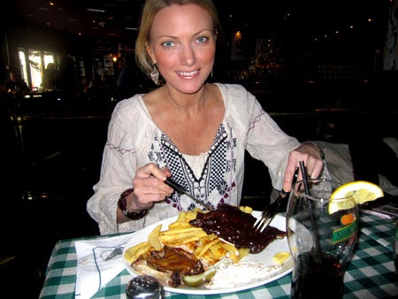 Jag hugger in på mina ribs