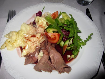 Rostbiff med potatisgratäng och rödvinssås. Och senare blev det Gino med vaniljglass. Gott!