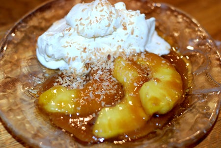 Karamelliserad färsk ananas med rostad kokos och romglass