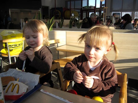 Efter en dag med massa bus smakde det bra med McDonlads. Fast mest poppis var nog ballongerna..