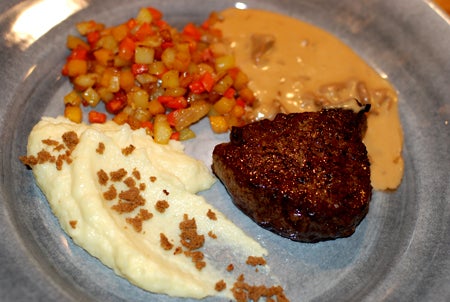 Oxfilé med palsternackspuré och rostad kavring, rotsakspytt och kantarellsås med tryffelolja. SÅÅÅÅÅÅÅ GOTT!!!!!!!!