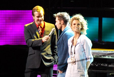 Bloggkollegan Henrik Johnsson kör försnacket innan showen drar i gång.