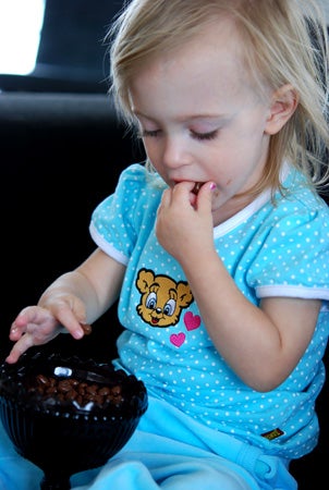 Choklad är gott!! allt annat godis ratas.. usch bläää tycker inte om.. Knepiga unge ;)