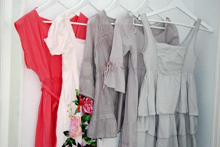 Korallfärgad klänning att ha vid poolen, vit puffärmsklänning från H&M (ynka 99 kr!) redan en favorit, grålila blus och klänning KappAhl (första gången jag köper något till mig där på säkert 10 år!) och grå klänning med volanger Gina tricot.