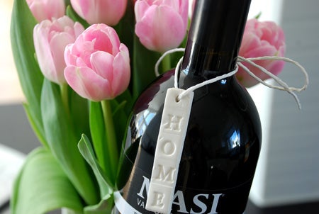 Fick massor med blommor och vinflaska med fin detalj.