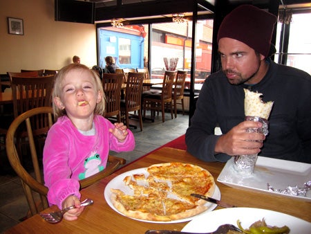 Och en barnpizza till Olivia, som åt med god aptit i ungefär en minut. Inte stor i maten den här damen!! 