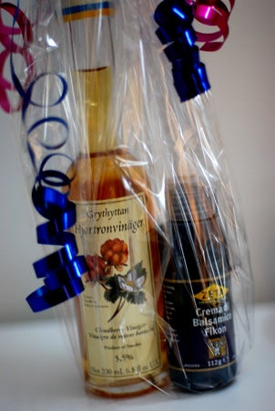 Istället för en blomma. En flaska Grythyttans hjortronvinäger och Crema Balsamico Fikon.