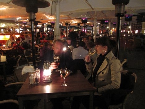 ...under ännu varmare parasoll.