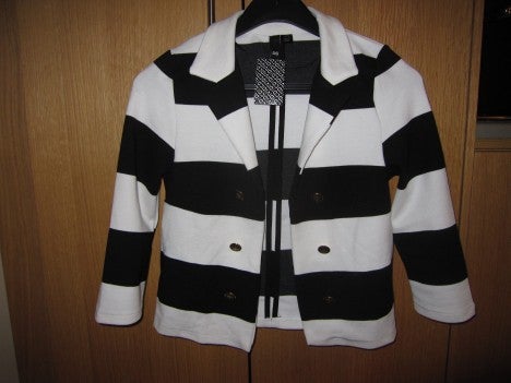 Dålig bild men den var väldigt fin live. Svart/vitrandig med guldknappar ( som man inte knäpper, den bärs öppen)