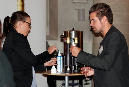 Micke testar VARM öl med vispgrädde. Låter sådär va? men tydligen var det jättegott!