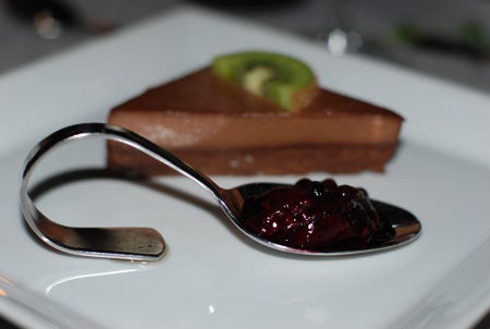 Chokladterrin med björnbärskompott till dessert