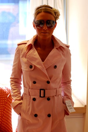 Köpte bla en rosa (!!) trench coat. Och provar Mickes nya solglasögon på bilden :)