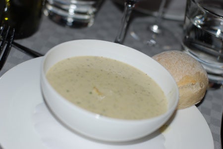 Broccolisoppa med gorgonzola till förrätt