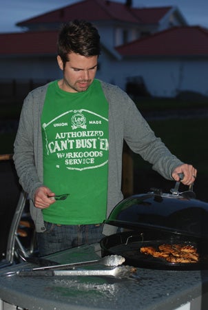 Grillmästaren ute i regnet :)