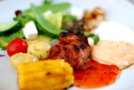 Grillad fläskfilé och majskolvar, färskpotatis, beasås, sweet chili och en god sallad.