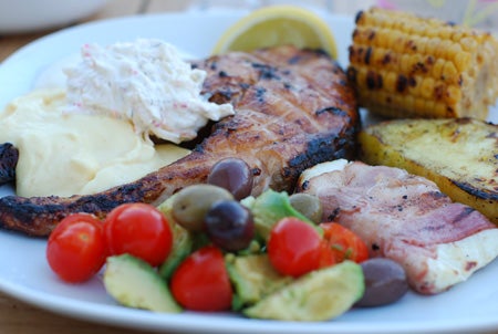 Grillad lax, grillad halloumi med bacon, majskolv och ananas. Och goda såser och tillbehör till, mums!