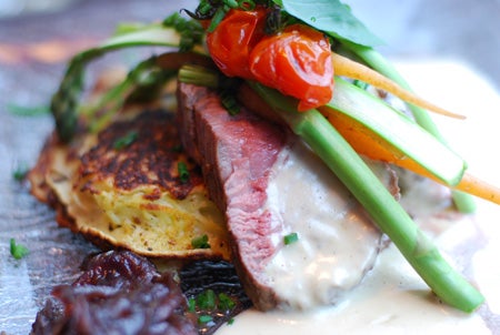 Micke valde Grillad Oxfilé med Potatisraggmunk, rouqfordostsås, päron/lök & Örebrobitter-chutney Även detta fantastiskt gott!