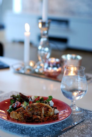 Mysigt dukat framför tv:n :) Underlägg från SIA, tallrikar Mateus.