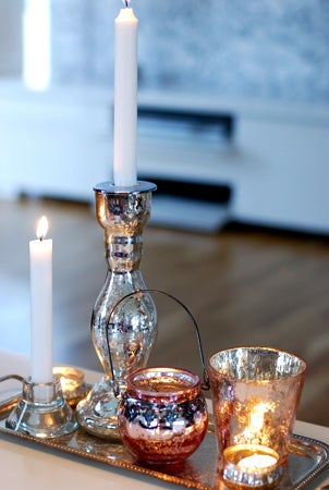 En gammal silverbricka fick agera ljusfat. Är tokig i såna här silver-spräckliga saker just nu!!