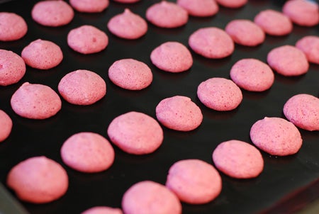 Gräddade. Men inte ser de ut som macarons inte :(