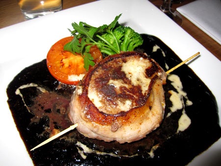 Lite svårt att gissa vad detta är kanske? Men det är en gorgonzolaspäckad oxfilé med bacon runtom, tryffelsås och grillade grönsaker.. Till detta även bearnaisesås, pommes och sallad vid sidan av. Och en flaska gott rödvin från Chile. :)