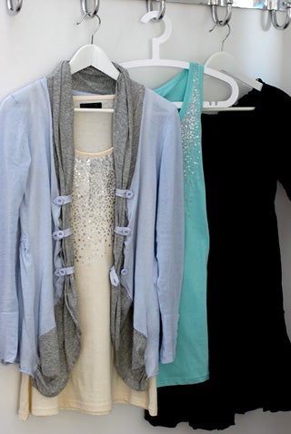 Svart tunikaklänning från kappAhl (har den sen tidigare i ljusgrå/lila och älskar den!!), två a-linjeformade linnen/klänningar från Vero Moda med paljetter (och paljettterna är matta så man kan bära dem även dagtid utan att känna sig för bling-bling) och en ljusblå tunn kofta från Hunkydory köpt på Heaven. Och koftan var dessutom på REA, tjoho!!!