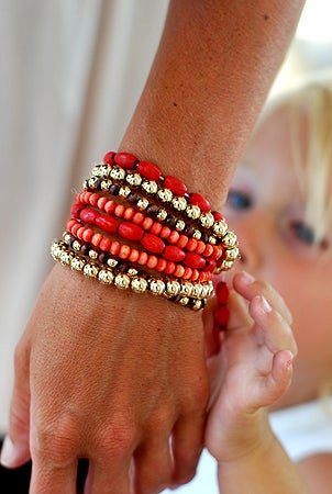 På H&M hittade jag detta kit med armband. 29 kronor. Superfint mot solbrända armar!