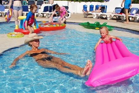 Micke och jag turades om att hänga i barnpoolen ;)