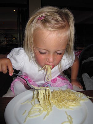 Lite gratispasta. Men de gick inte direkt back på den här tjejen, hon äter som en myra! ;)