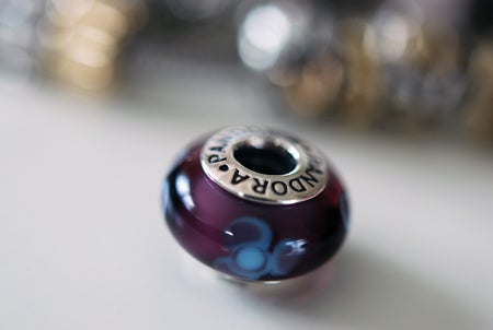 Och så nykomlingen då, fina lila glaspärlan!! :)