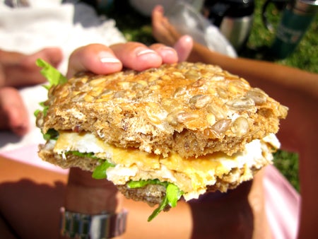 Åt JÄTTEGODA mackor som heter "Frökusar". Fyllda med stekt ägg, bregott och sallad. Muuuums!!