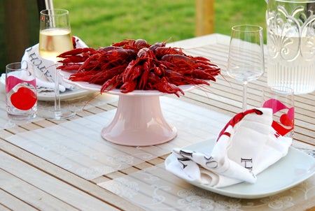 Fina rosa (tårt)fatet på fot kommer från Himla. 