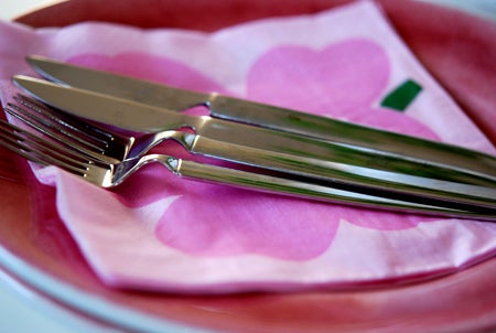 Bestick från Boda Nova (Zenit - med blanka skaft). Tallrikar Mateus. Servetter MariMekko. Jag är för övrigt galen i servetter och har ett helt skåp fullt :)