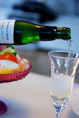 Och lite bubbel till. I romantiska glas från IKEA. 