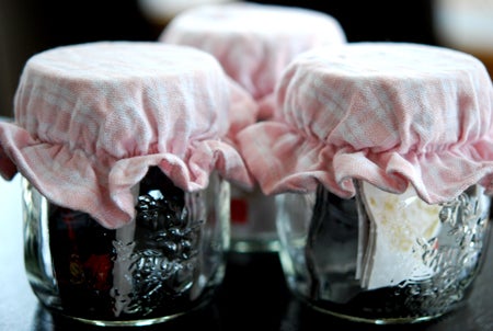 Hattar köpta på Smultrongården, 35 kr.