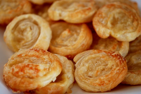 Smördegssnurror med Västerbottenost och flingsalt