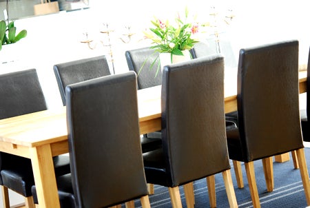 Matbordet som snart ska bli vitt, inkl stolsbenen. Tror det kommer bli såååå bra! 