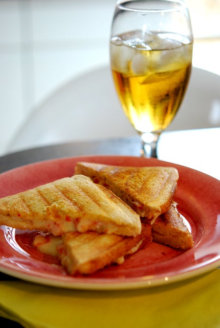 Iskall äppeljuice och varma mackor med kalkon, ost, dijonaise och färska tomater.