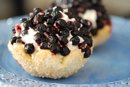 Hann aldrig förbereda pannacotta till i kväll, men lika glad är jag för jag hittade dessa blåbärsbakelser på Ica Maxi...