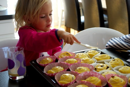 Bästa assistenten var såklart med och bakade. Penslade bullar på löpande band..