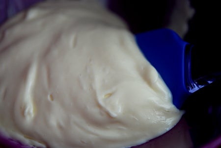 Självklart med hemmagjord majonnäs som jag svängde i hop på ett par minuter. Finns INGEN ursäkt för att äta köpe-majo ;)