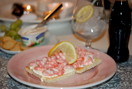 Räkmackor med färska räkor. Och lyxcola!!! ;)