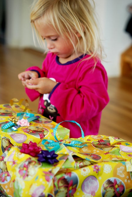 Kan själv ;) Olivia skulle absolut slå in paketen alldeles själv och det blev så fint så ;)