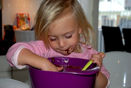 Och självklart hjälpte bäste assistenten till att baka (främst smaka smet ;) )