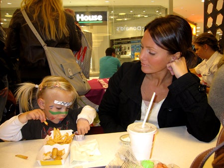 Lilltjejen önskade sig nuggets till middag. Här en bonusbild från förra helgen när det var indian-målning på Mc Donalds :)