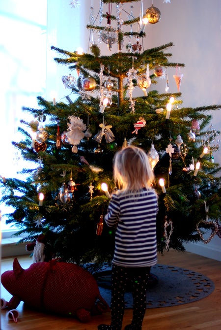 Och sist men inte minst årets JULGRAN!! Behöver en massa fler julkulor så det ska jag kika efter i London. jag brukar aldrig köpa storpack med likadana utan köper styckvis en och en när jag hittar fina!