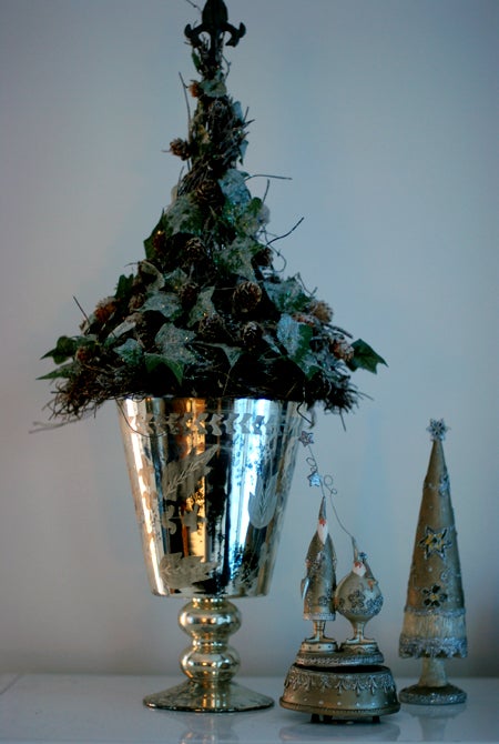 Kruka köpt på Smultrongården, gran och prydnadssaker (gran & speldosa) från SIA.