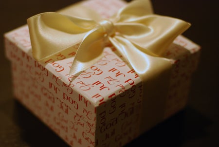 Istället för blomma. Ask (köpt på ica) fylld med hemlagat julgodis.